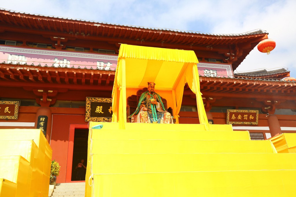2月8日，工作人員在三亞南山迎財神廟會活動準備就緒1。