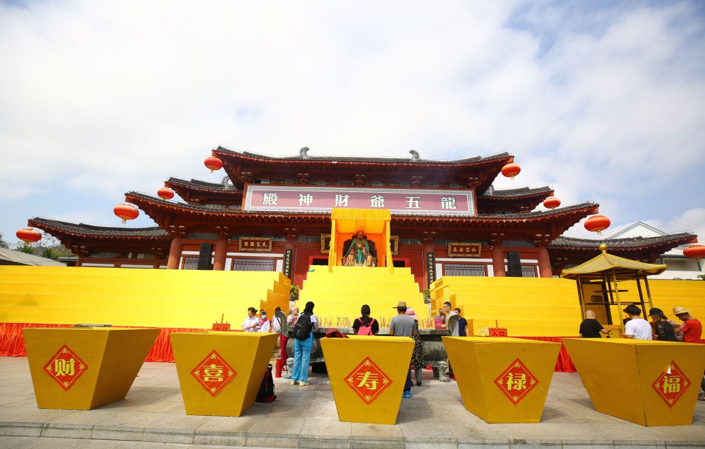 2月8日，工作人員在三亞南山迎財神廟會活動準備就緒。