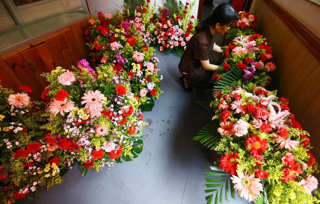 2月8日，工作人員在三亞南山迎財神廟會活動中準備鮮花。