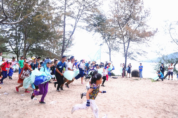 2月23日，志愿者奔向后海灣海灘撿拾垃圾