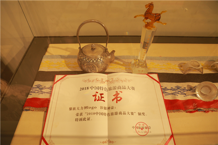 3、檳榔谷特色民族文創產品亮相嬉水節 將“非遺”帶回家