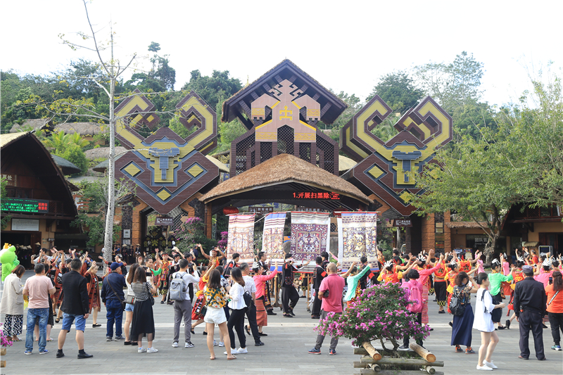 1、檳榔谷“賀歲套餐”繽紛多彩 黎苗文化+科幻元素體驗(yàn)樂趣多